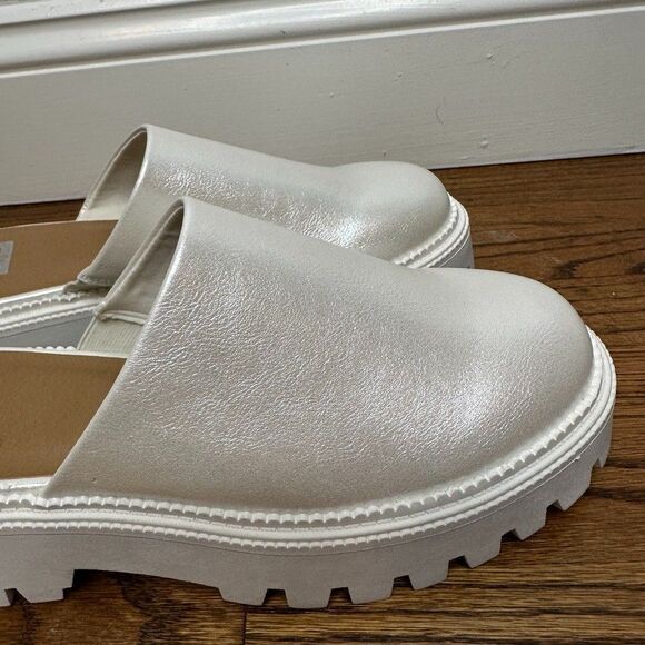Dolce Vita Women’s Iridescent Pearl  White Clogs Size 10 Lexy Slip On Shoes - Picture 7 of 7